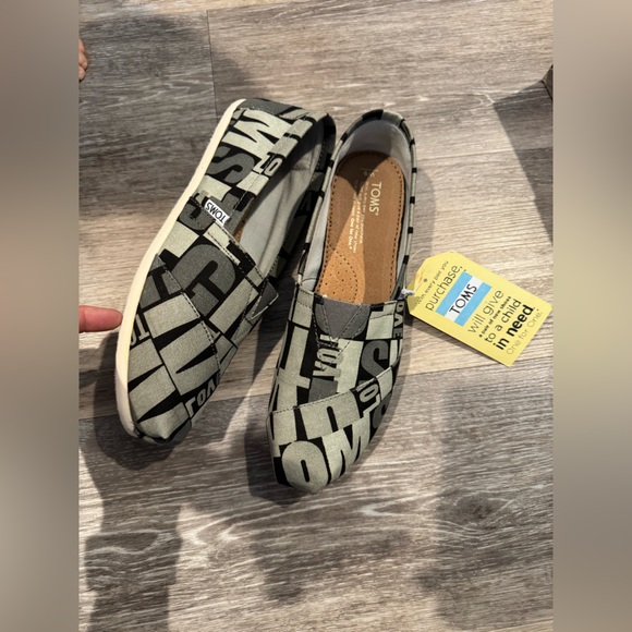 New in box - TOMS Love Black and White sneakers - Picture 5 of 10